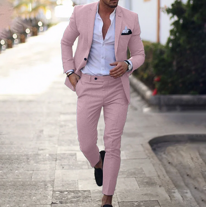 Modny garnitur męski Lucas, kompletny strój business casual z marynarką i spodniami, wygodny i stylowy.