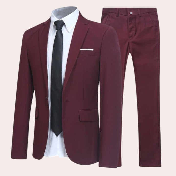 Mężczyzna w dopasowanym garniturze slim fit, tworzący formalny outfit. Klasyczny, elegancki i męski styl.