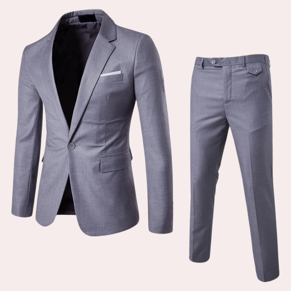 Elegancki garnitur męski Maxim, klasyczny fason slim fit, idealny na spotkania biznesowe i wizytowe okazje.