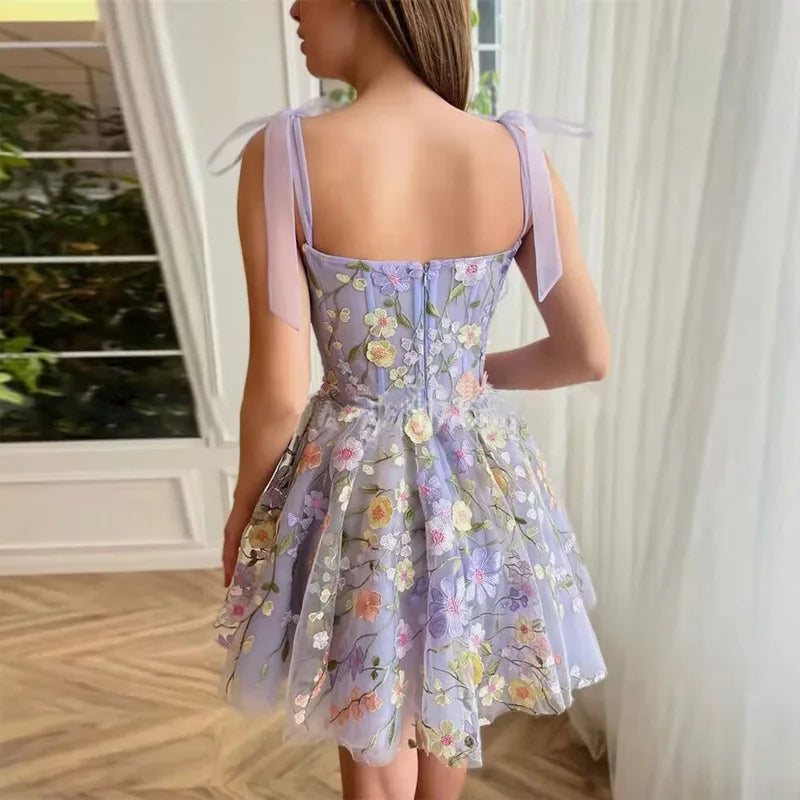Fioletowa sukienka wieczorowa Rosalie z tiulu, elegancka, z bogatymi kwiatowymi zdobieniami, moda damska.