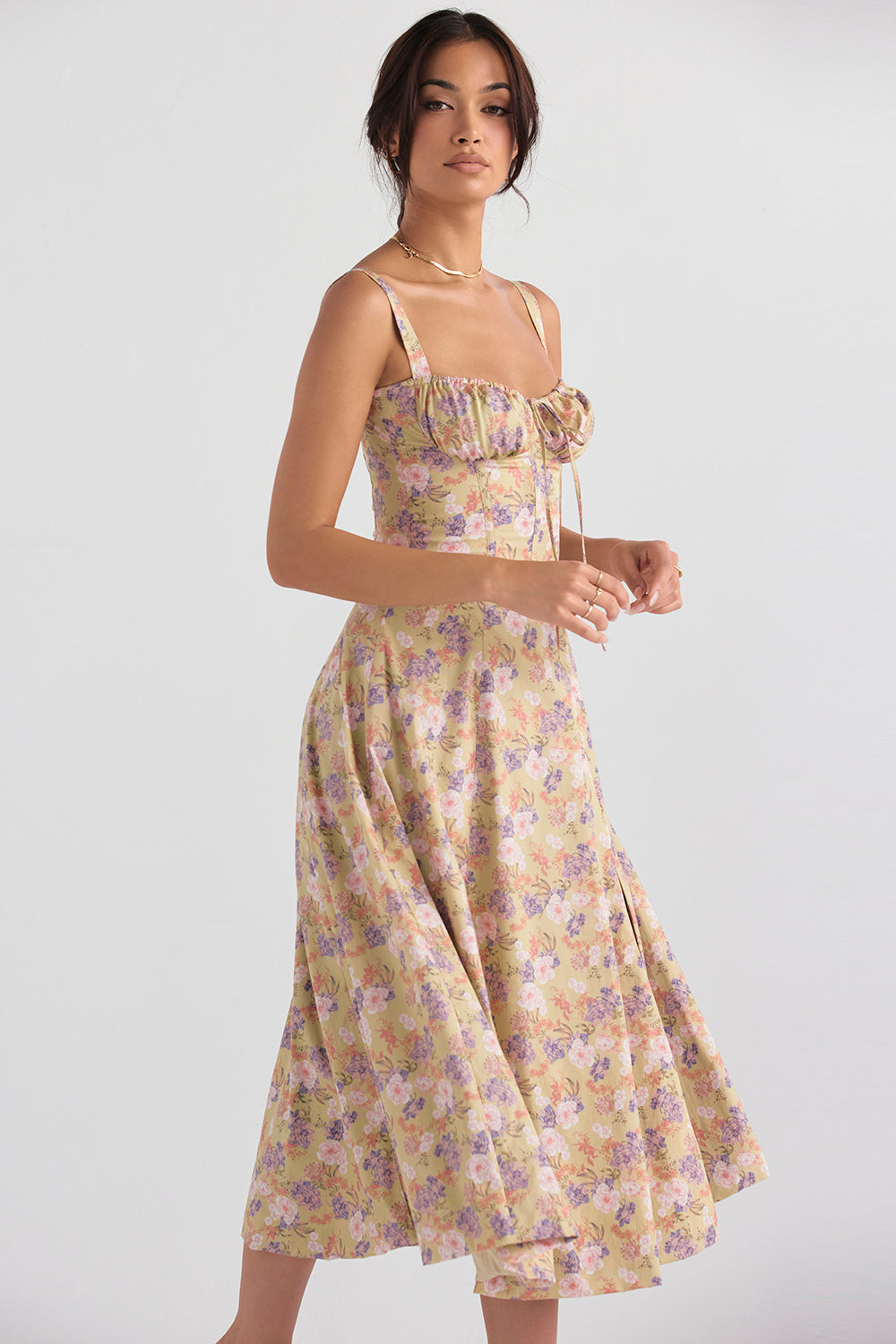 Sukienka bustier z wyszczuplającym pasem, kwiecisty wzór, dekolt serce, perfekcyjna na letnie przyjęcie.