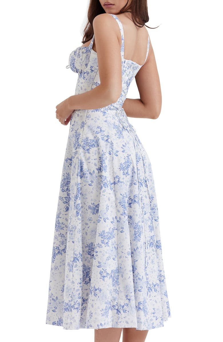 Letnia sukienka bustier z kwiecistym wzorem, wiązanym pasem i dekoltem serce, stylizacja casual.