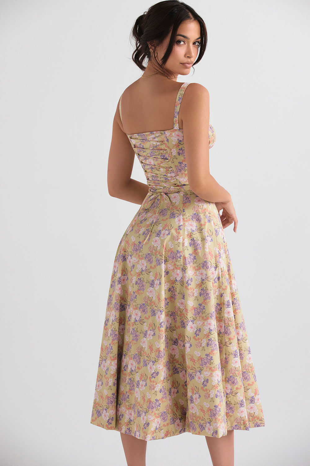 Elegancka letnia sukienka damska bustier z wiązanym pasem i dekoltem serce, na specjalne okazje.