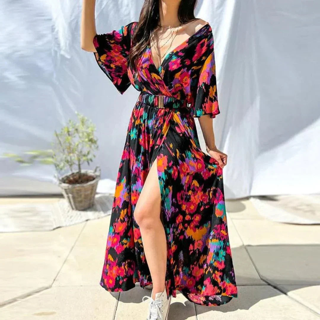 Damska sukienka maxi boho. Wygodna i elegancka. Poliester, dekolt V, rozcięcia, idealna na letnie wyjścia.