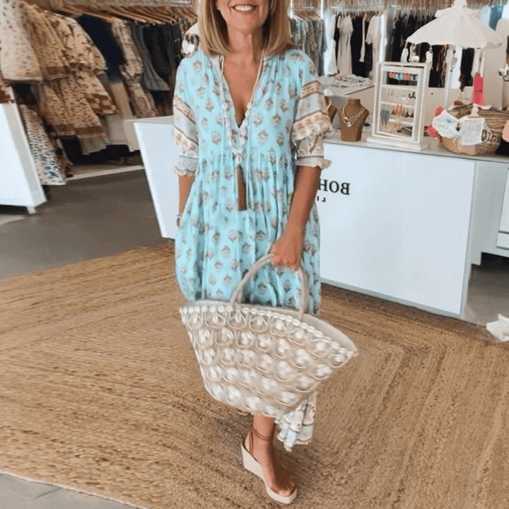 Damska sukienka midi boho we wzory, z dekoltem V i wiązaniem. Idealna na wiosnę i lato, modny casual.