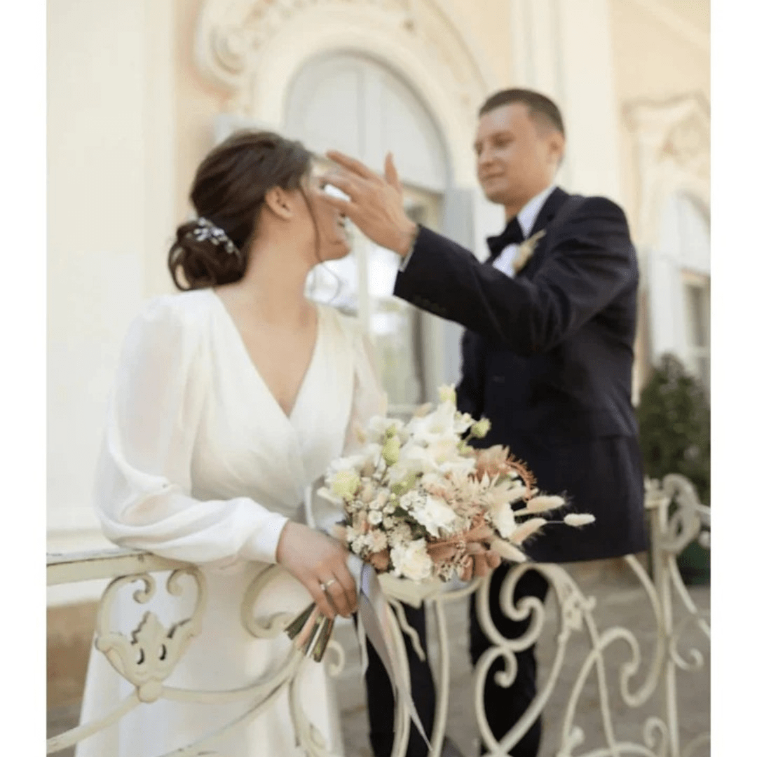 Stylowa sukienka damska na wesele, elegancka midi z długimi rękawami i kopertowym dekoltem, na specjalne okazje.