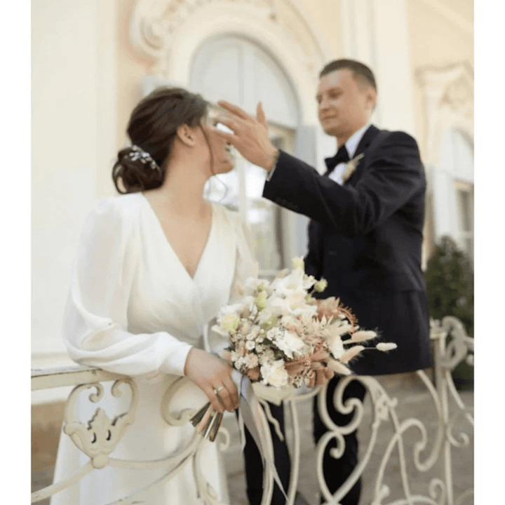 Stylowa sukienka damska na wesele, elegancka midi z długimi rękawami i kopertowym dekoltem, na specjalne okazje.