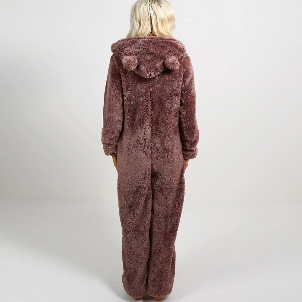 Pluszowy damski kombinezon z polaru, styl kigurumi miś. Wygodna odzież domowa z uszami.