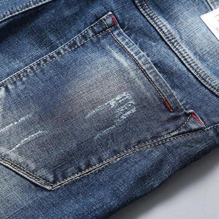 Detal niebieskich szortów męskich slim fit, podkreślający letni styl i wygodę. Krótkie spodenki casual.