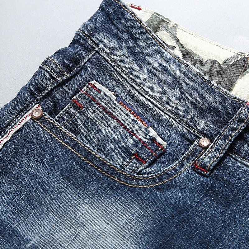 Mężczyzna w niebieskich szortach slim fit, prezentujący modny letni look i casualowe spodenki męskie.
