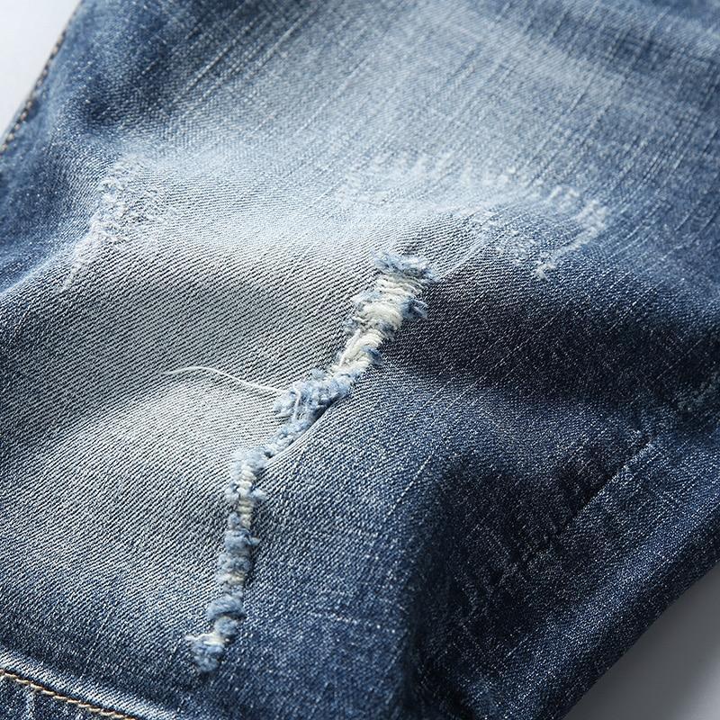 Złożone niebieskie szorty męskie slim fit, gotowe na lato. Modne krótkie spodenki casualowe.