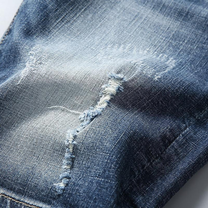 Złożone niebieskie szorty męskie slim fit, gotowe na lato. Modne krótkie spodenki casualowe.