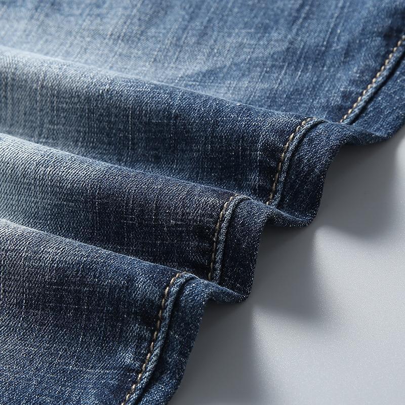 Tylny widok niebieskich szortów męskich slim fit, ukazujący dopasowanie i letni krój. Krótkie spodenki casual.