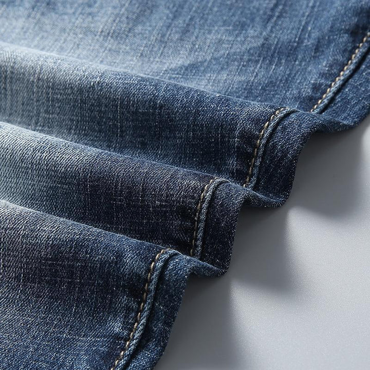 Tylny widok niebieskich szortów męskich slim fit, ukazujący dopasowanie i letni krój. Krótkie spodenki casual.