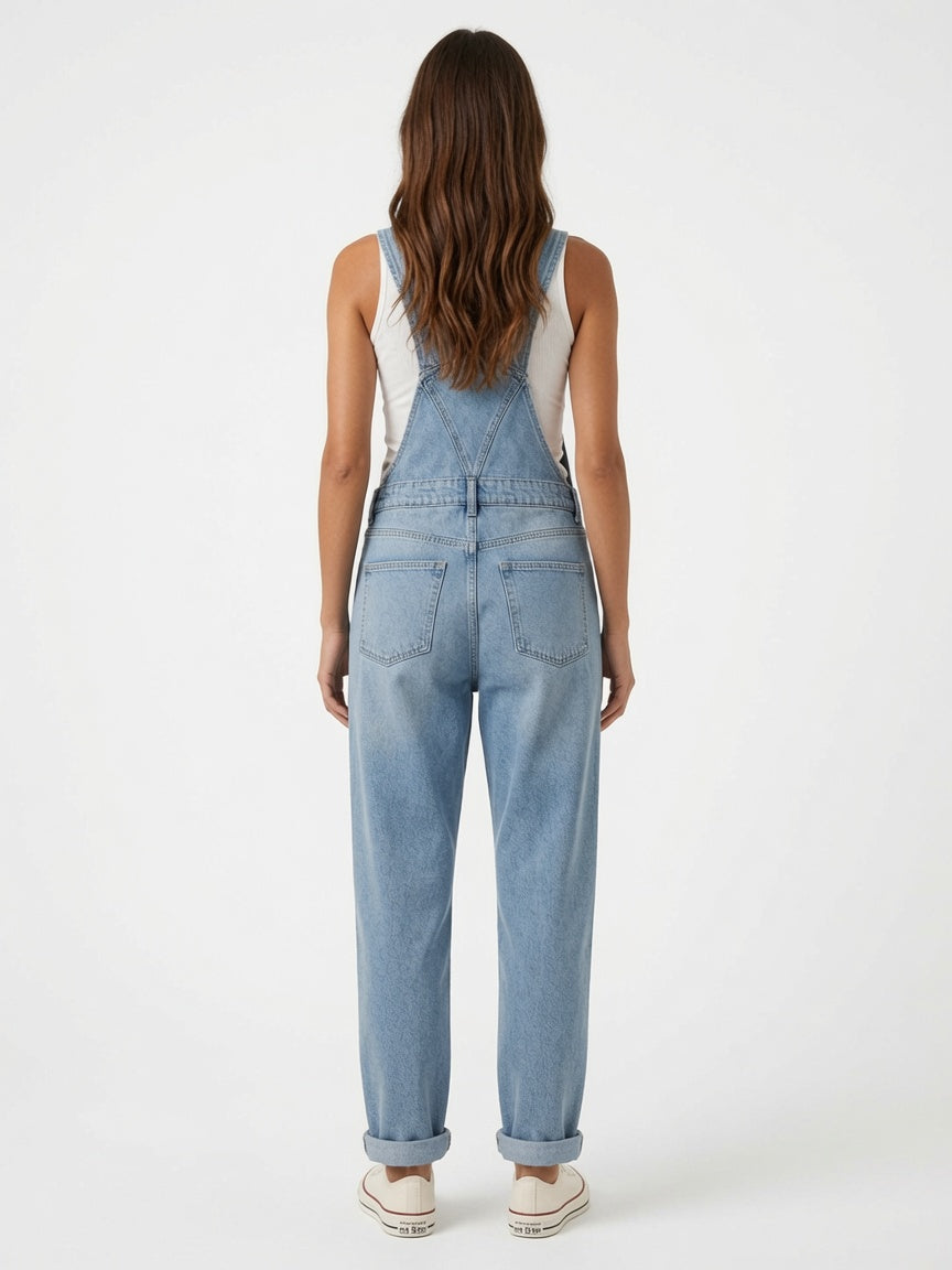 Damski kombinezon jeansowy streetwear, długie nogawki, modne ogrodniczki z denimu.
