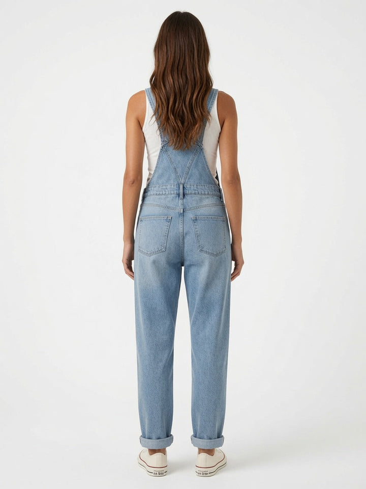Damski kombinezon jeansowy streetwear, długie nogawki, modne ogrodniczki z denimu.