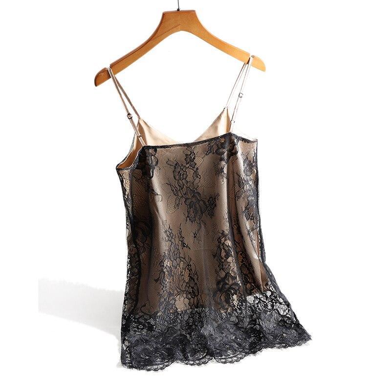 Elegancki czarny tank top damski z koronką V-neck, luźny fason, doskonały na casualowe wyjścia.