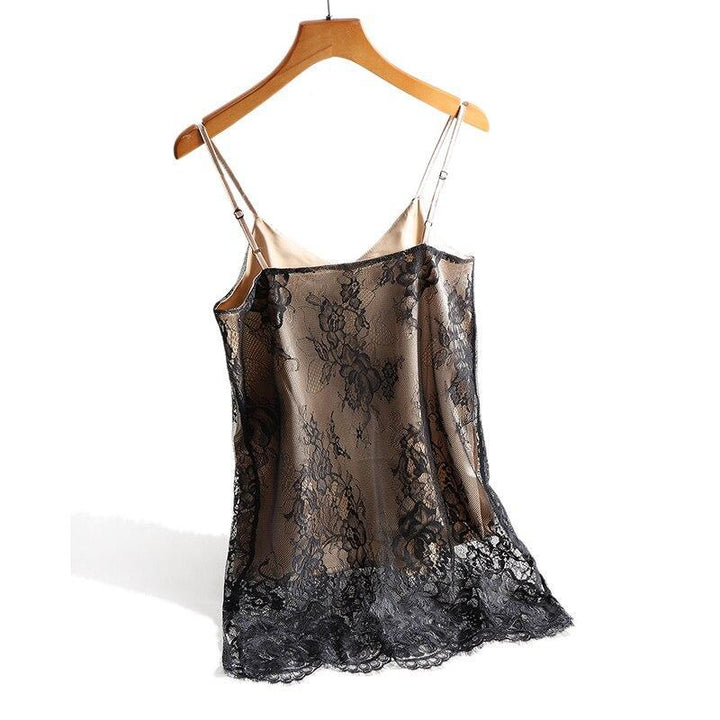 Elegancki czarny tank top damski z koronką V-neck, luźny fason, doskonały na casualowe wyjścia.
