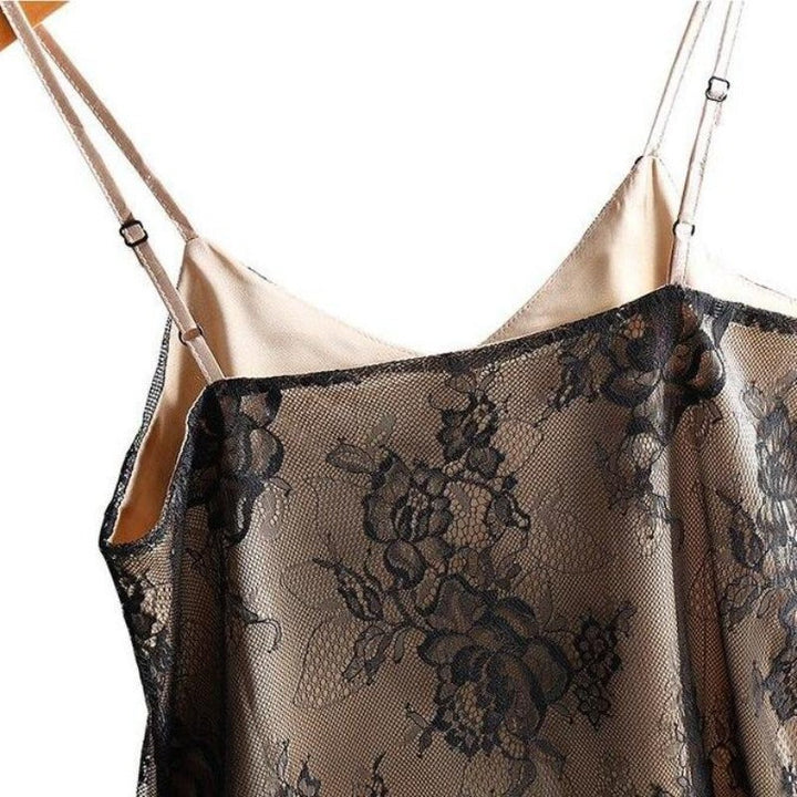 Czarny damski tank top z delikatną koronką przy dekolcie V-neck, letni i przewiewny.