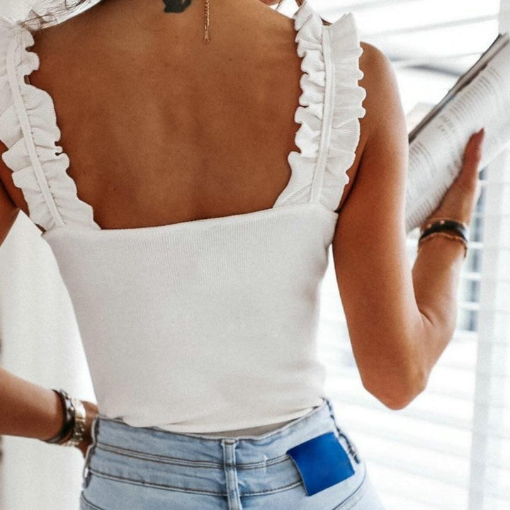 Stylowy tank top damski z falbankami, idealny na upalne dni. Lekki i przewiewny, podkreślający sylwetkę.