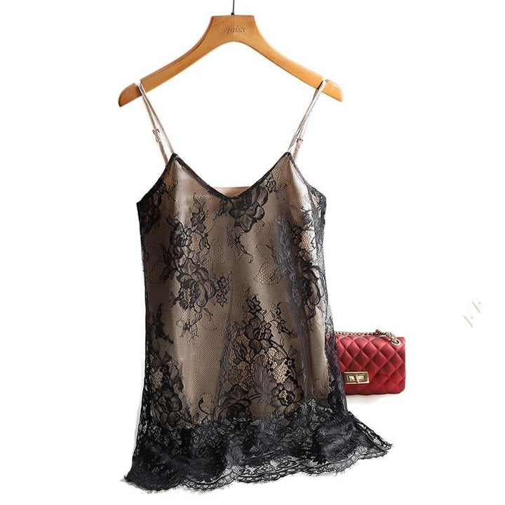 Czarny koronkowy tank top damski z dekoltem V-neck i ramiączkami, idealny na lato.