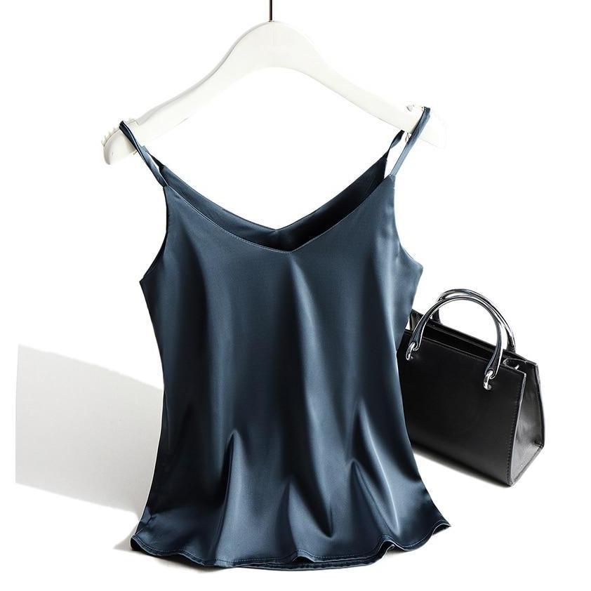 Minimalistyczny damski tank top. Lekki, elegancki i modny top na lato, komfortowy.
