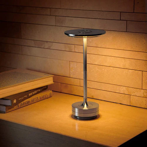 Elegancka lampka stołowa bez kabla, LED, idealne oświetlenie ambientowe do nowoczesnego wnętrza.