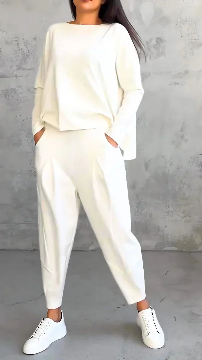 Modny damski komplet Brooklyn. Wygodny zestaw bluzka+spodnie, idealny na co dzień. Casualowy styl.