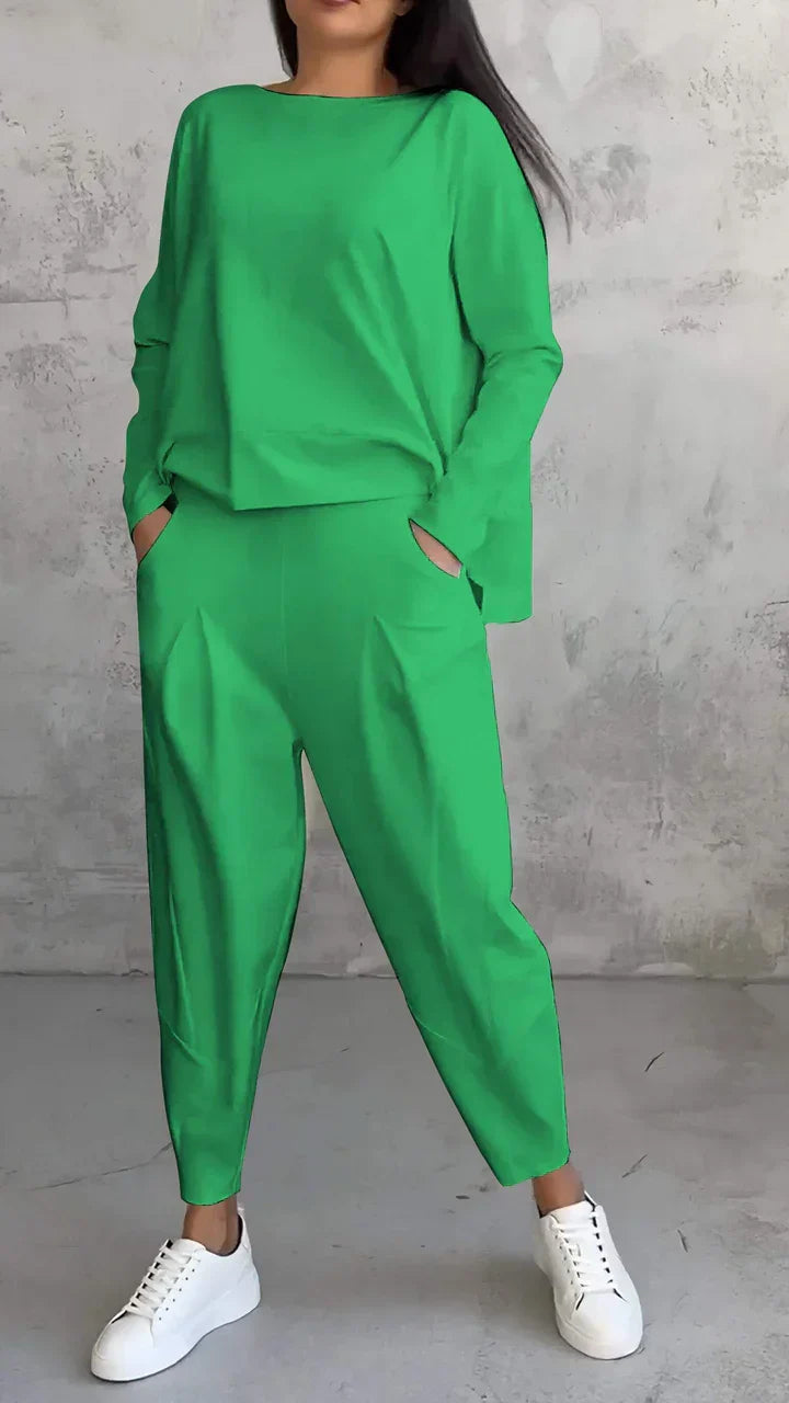 Stylowy komplet damski Brooklyn: modna bluzka i wygodne spodnie. Idealny do codziennych stylizacji.