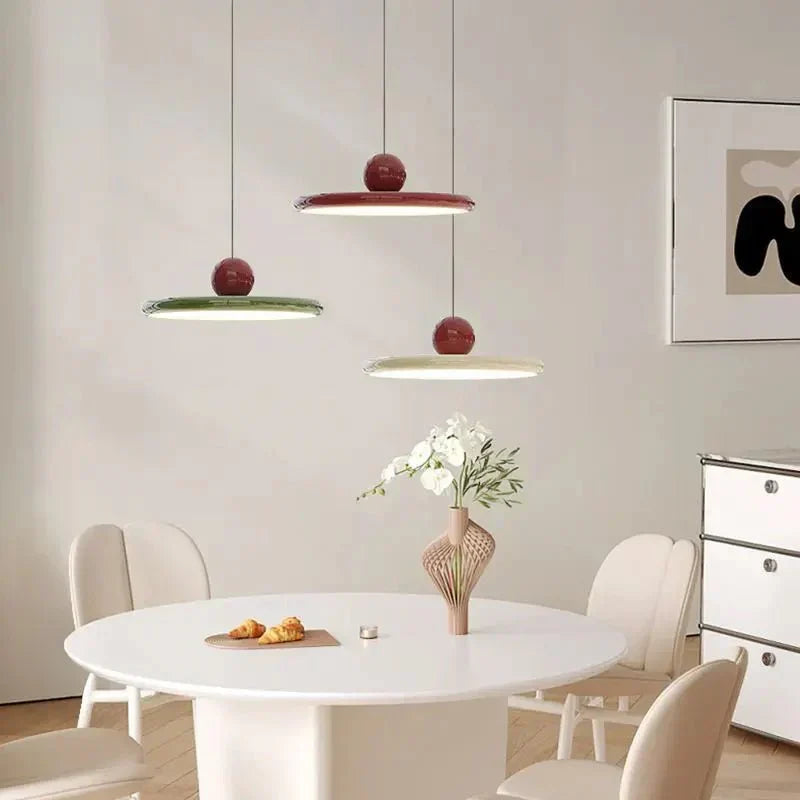 Minimalistyczna lampa wisząca Bauhaus LunaBau. Szklane oświetlenie sufitowe do nowoczesnego salonu.