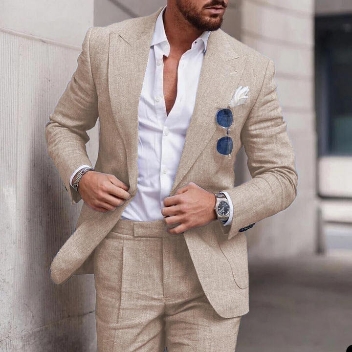 Jasny męski garnitur lniany na plażę. Dwuczęściowy komplet na lato, ślubny lub casual. Elegancki i komfortowy.