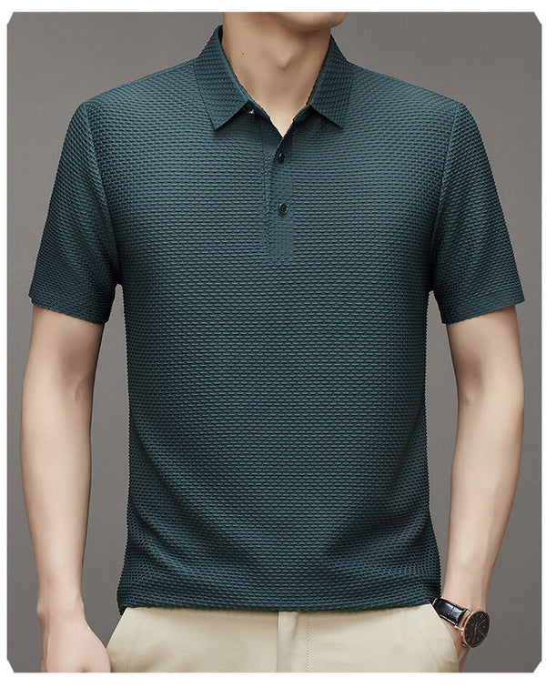 Mężczyzna w eleganckim polo Finn. Prezentacja letniego stylu, komfortu i modnej odzieży męskiej.