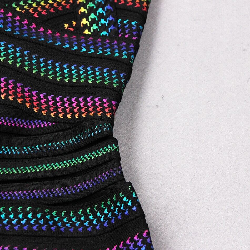 Dopasowana sukienka bodycon mini, z modnymi paskami, idealna na upalne lato.