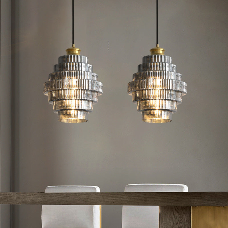 Designerska lampa wisząca, szkło i mosiądz, oświetlenie sufitowe, elegancka dekoracja domu.