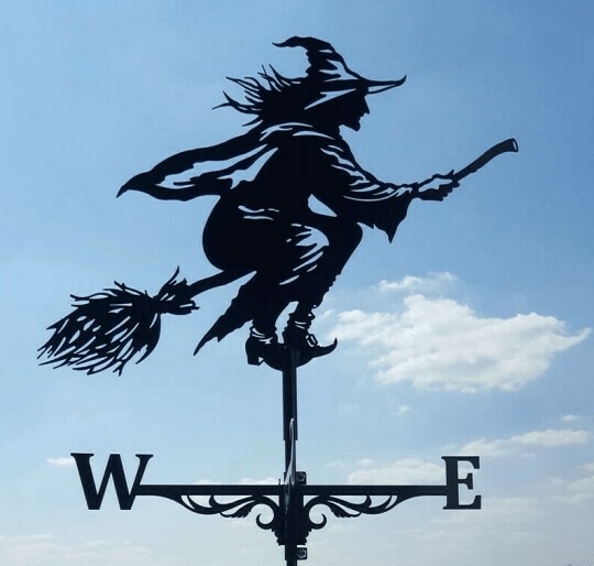 Trwały, metalowy wiatrowskaz ogrodowy. Czarny, odporny na pogodę, precyzyjnie wskazuje kierunek wiatru w ogrodzie.