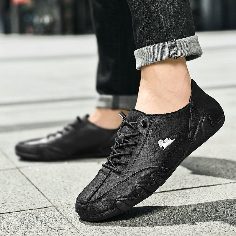 Uniseksowe skórzane buty barefoot BareMotion, widok boczny, z elastyczną, antypoślizgową podeszwą.