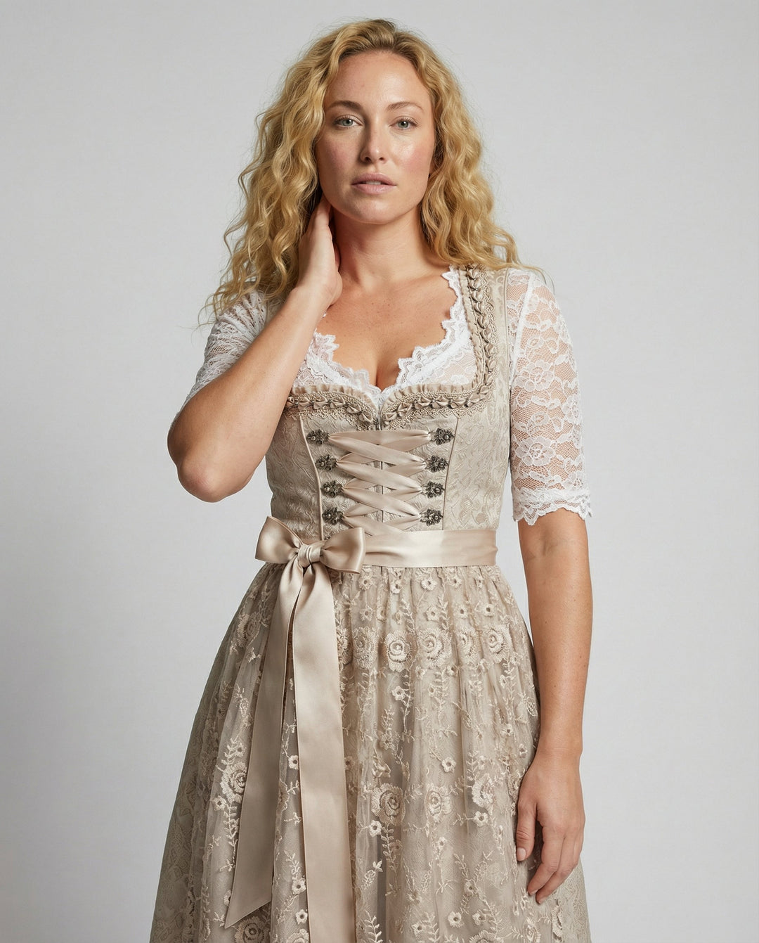 Stylowa sukienka Dirndl damska beżowa, idealna na imprezy, z efektownym gorsetem bawarskim.