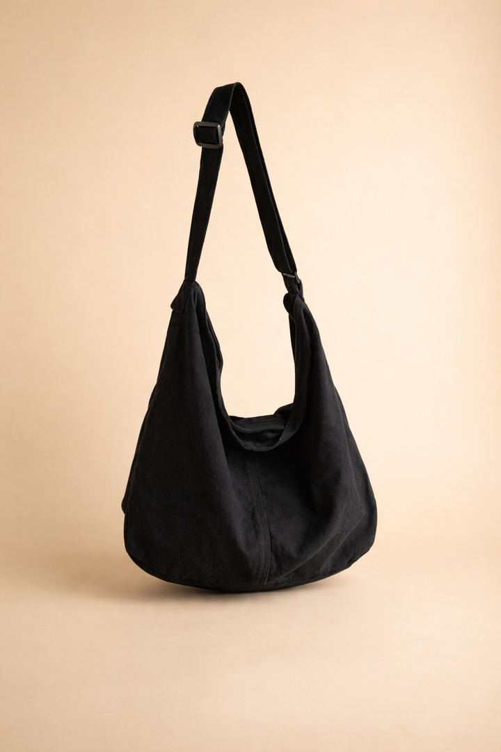 Czerwona torba na ramię unisex, idealna jako codzienne akcesorium. Minimalistyczny krój pasuje do wielu outfitów.