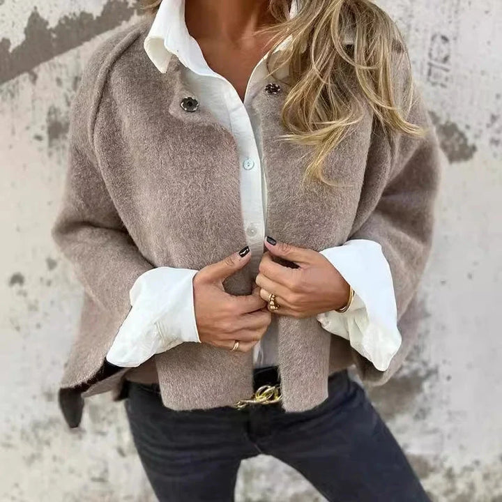 Elegancka krótka kurtka damska, idealna do stylizacji biznesowych i casualowych, modne okrycie wierzchnie.