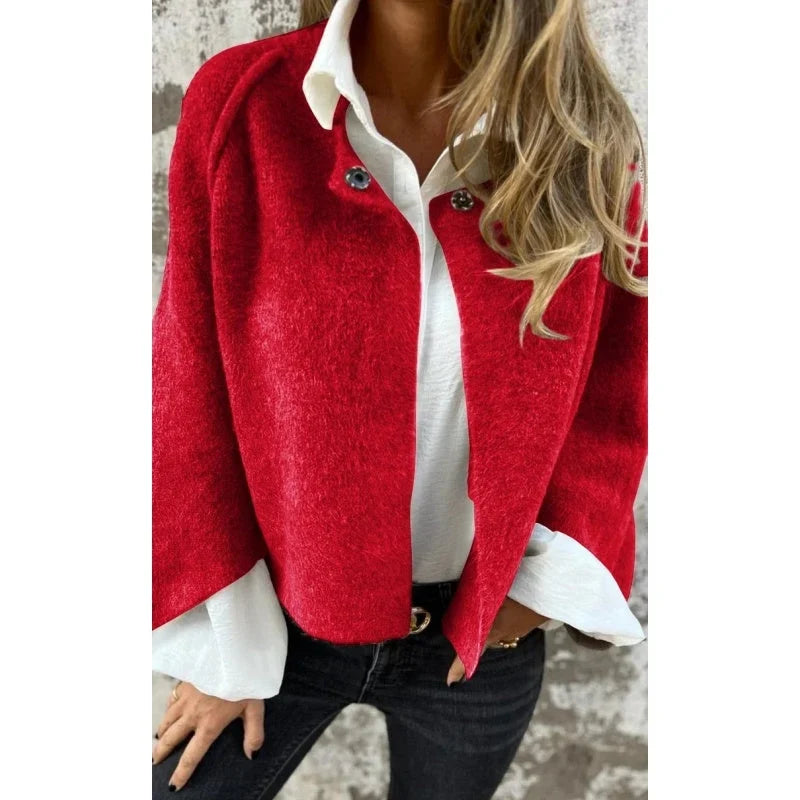 Elegancka krótka kurtka damska do biura lub na wieczorne wyjścia, podkreślająca styl, wszechstronne okrycie.