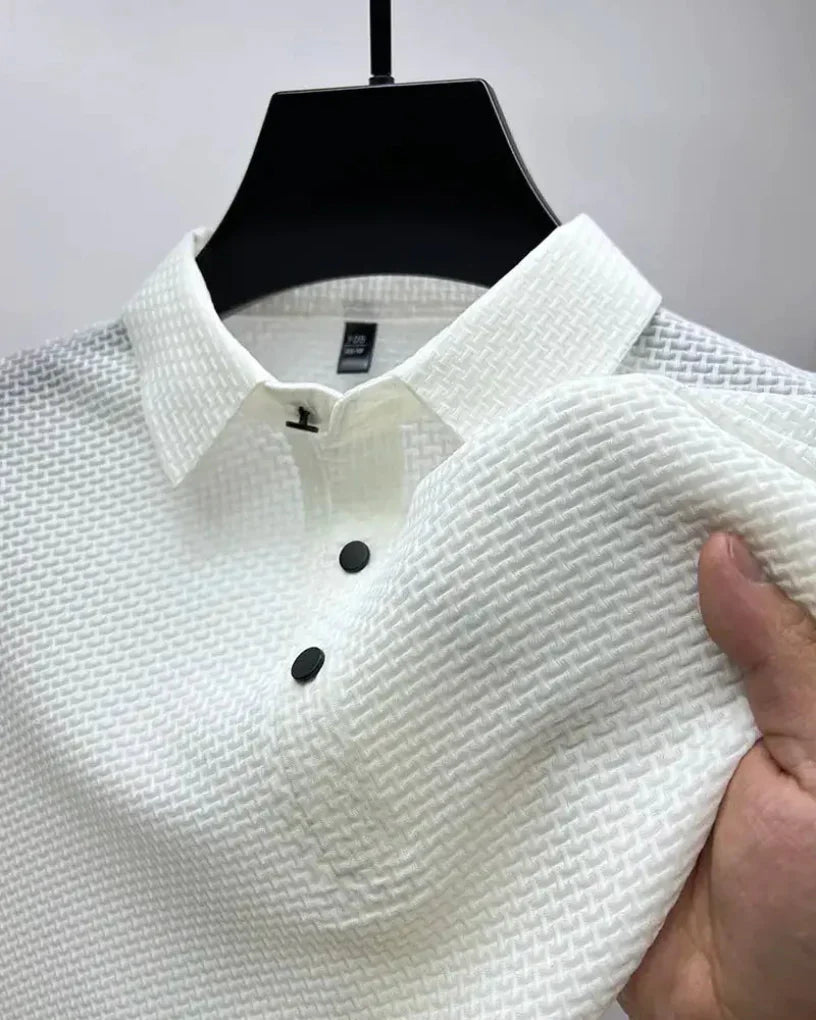 Stylowa męska koszulka polo w kolorze błękitnym. Wygodna i uniwersalna, doskonała na lato i do codziennych stylizacji.