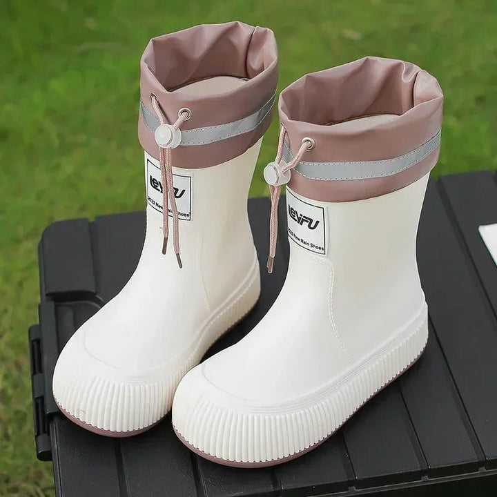 Czarne damskie wodoszczelne kalosze, lekkie i antypoślizgowe. Modne gumowe buty na deszczowe dni.