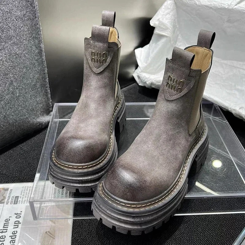 Komfortowe damskie botki sztyblety na stabilnej platformie. Modne chunky buty przejściowe do miejskich stylizacji.