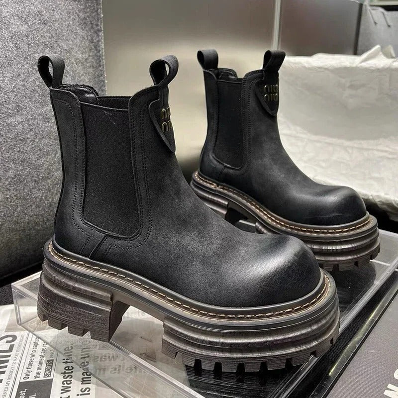 Stylowe damskie botki na grubej platformie chunky. Przejściowe sztyblety casualowe, idealne na wiosnę.