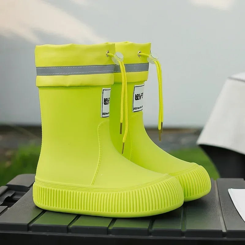 Kobieta w deszczowych, lekkich gumowych butach slip-on, spacerująca po kałuży. Antypoślizgowe.