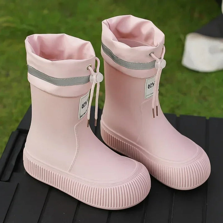 Wygodne damskie gumowe buty do deszczu. Antypoślizgowe, lekkie slip-ony z solidną podeszwą.
