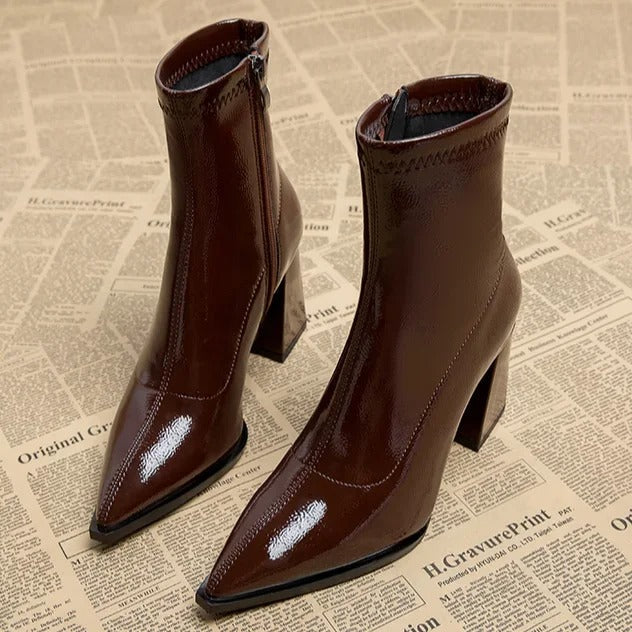 Eleganckie botki damskie zimowe. Wygodne buty na blokowym obcasie ze szpiczastym noskiem. Idealne do zimowych stylizacji.