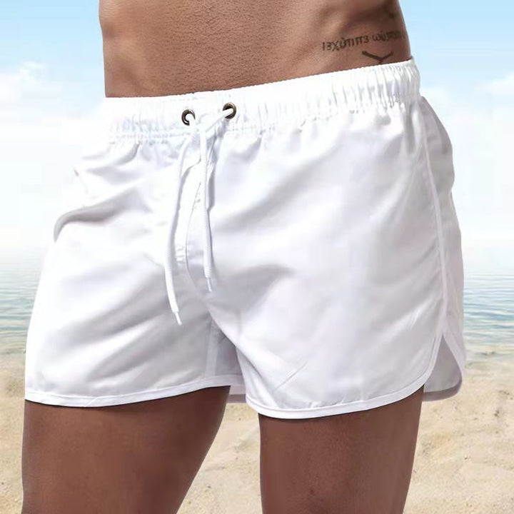 Tekstura szybkoschnącego materiału męskich kąpielówek, idealnych na basen, plażę i lato.