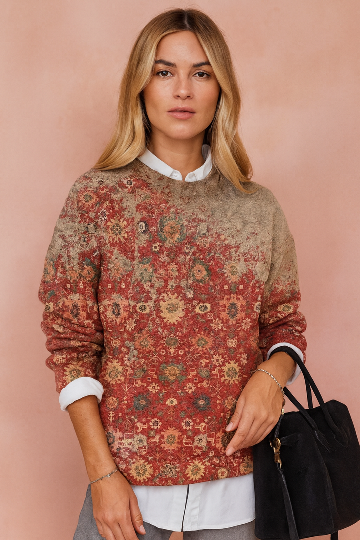 Damski sweter z wyrazistym artystycznym nadrukiem, który podkreśla indywidualny styl. Modny, kolorowy i komfortowy.