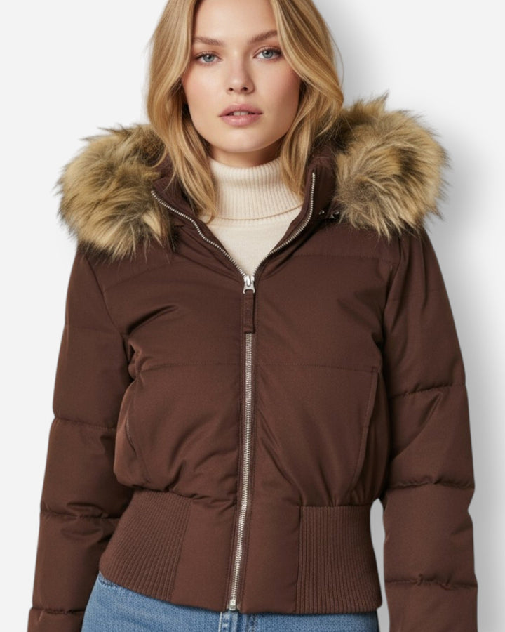 Elegancka damska kurtka parka zimowa z kapturem, stylowa odzież wierzchnia na chłodne dni.